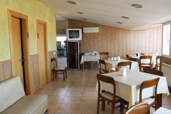 Hostal Valle Del Iregua Albelda De Iregua Exterior foto
